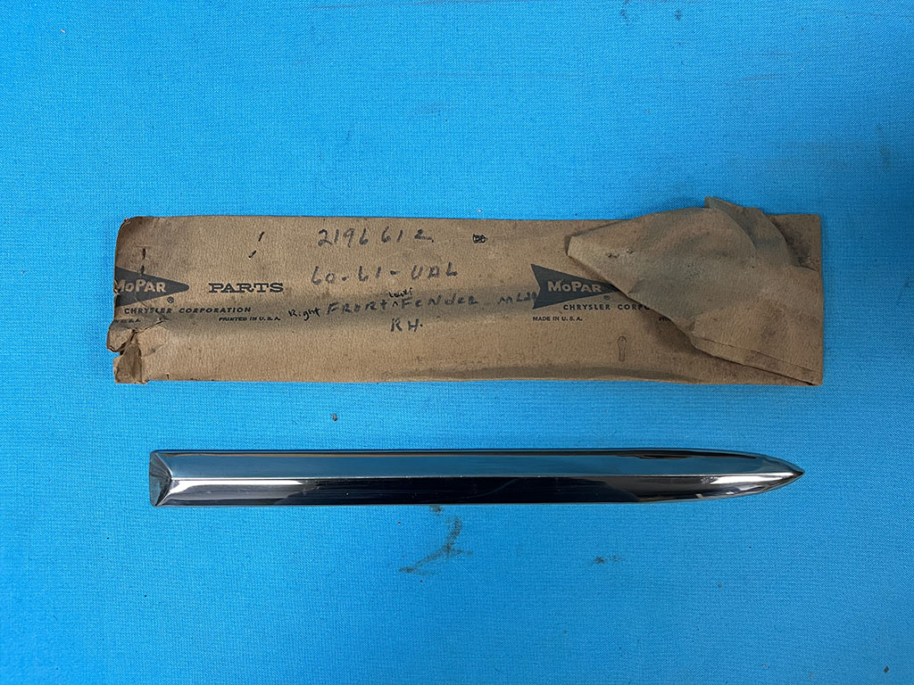 Passenger side front fender mldg.