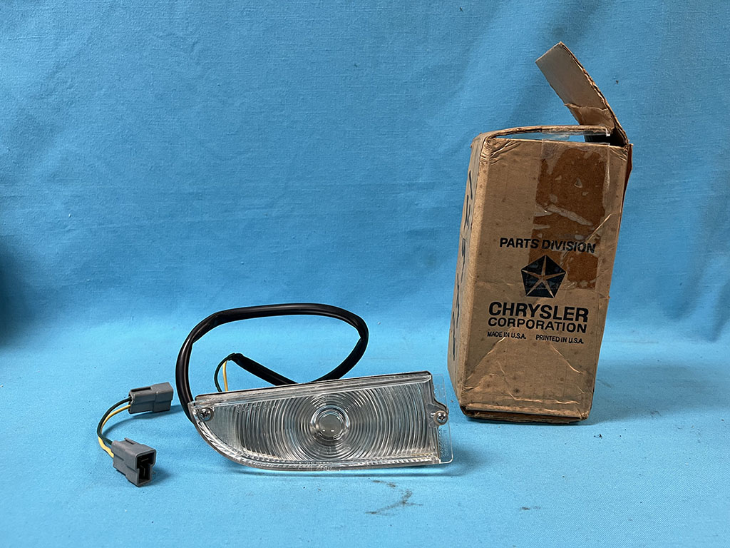 Front Parking Light assembly - Passenger side - NOS part in # 2421 483.Also as superseded number # 2093342