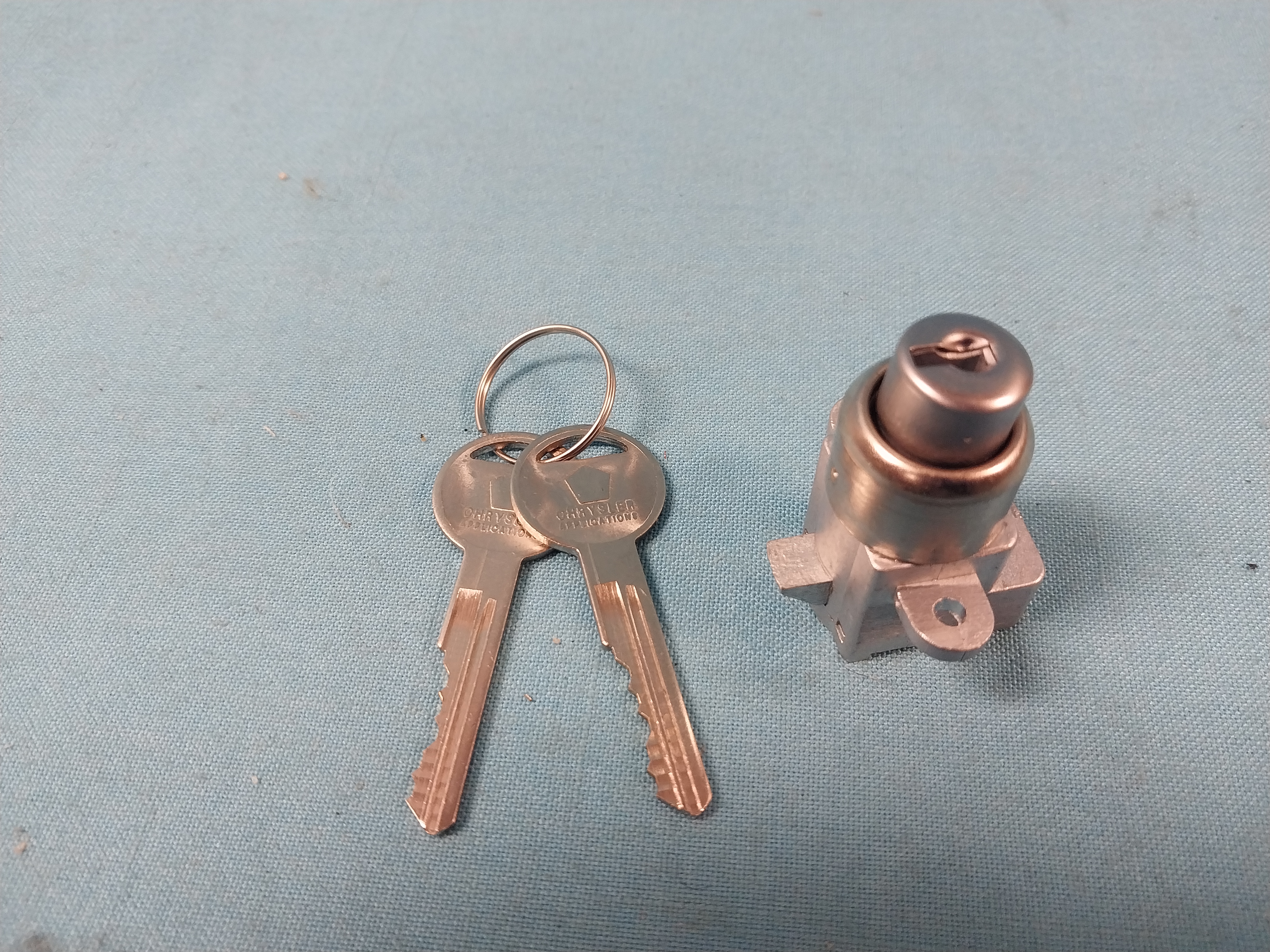Glovebox / Console lock with foot - comes with replacement keys