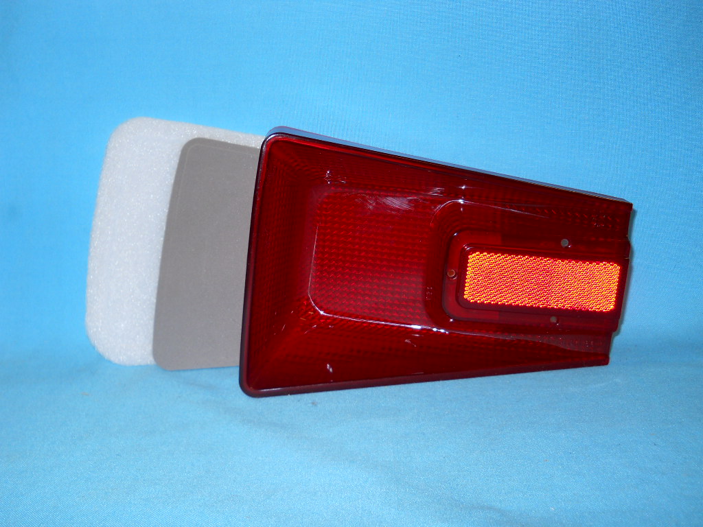 Tailight lens and chrome - Drivers side (Discount Exempt)