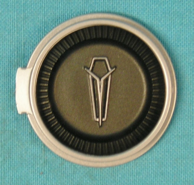 Horn Cap Emblem - Round emblem in middle of steering wheel - plastic. - PLYMOUTH Symbol