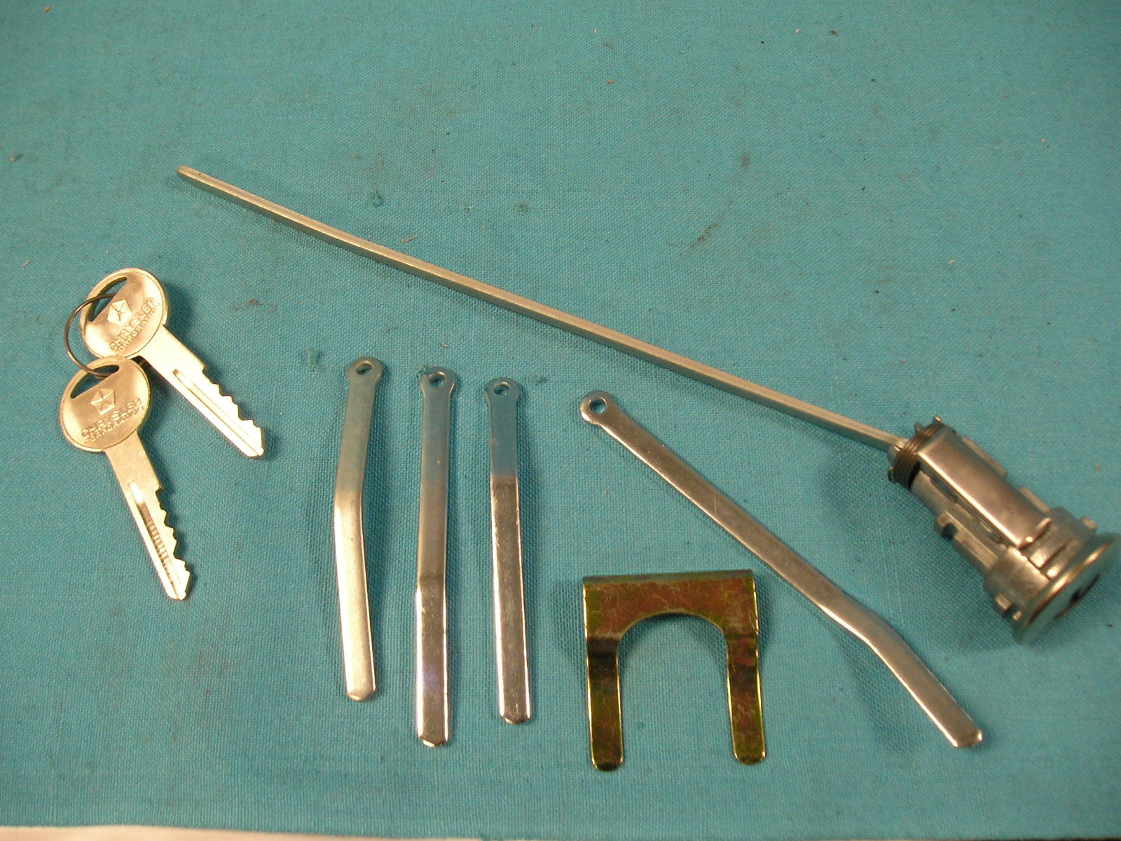 Trunk lock - all models except 70-72 Barracuda.  Aftermarket replacement with 3 optional shafts and non logo keys.