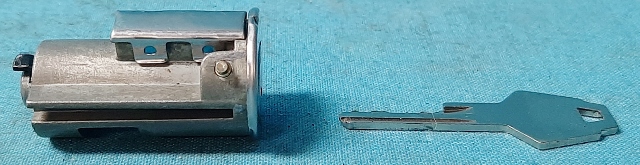 Ignition cylinder with replacement key