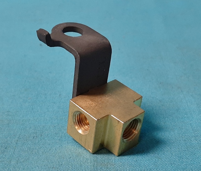 Distribution Tee block.  Brass 4 port valve Front drum - Rear drum.  For single reservoir master cylinder vehicles