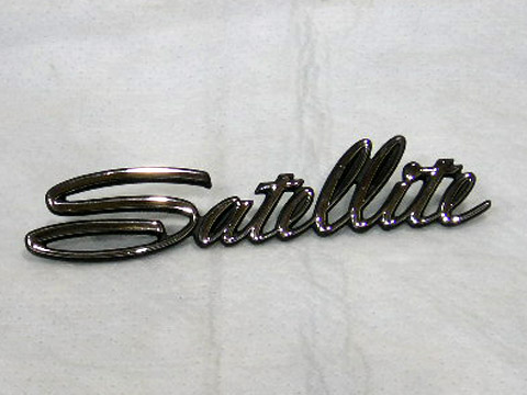 Script fender emblem "Satellite" (each)
