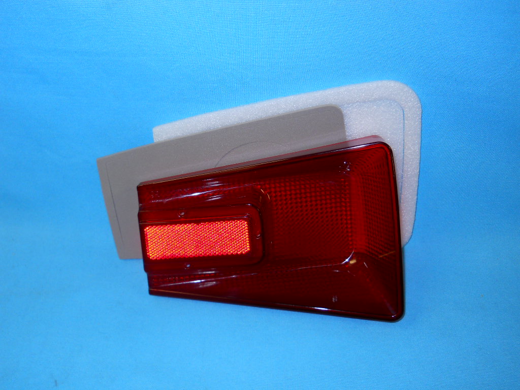Passenger Taillight Lens and Mldg on Lens - discount exempt