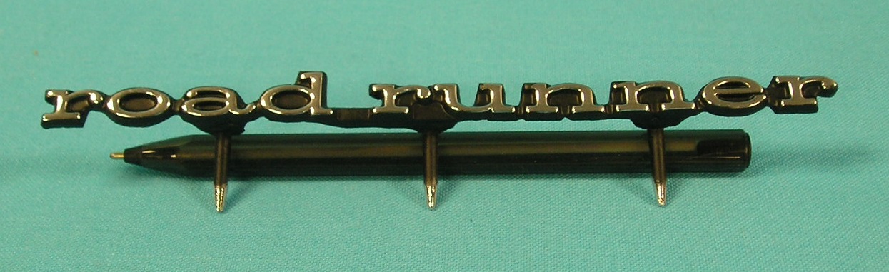Grill nameplate "Road Runner"
