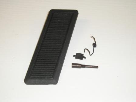 <b>Plastic</b> Gas Pedal Kit (Includes hardware)Plastic accelerator pedal for 1970 E-Body models with the correct pebble-grain pattern and ribbed 
backside.  Includes the head bolt and spring assembly: