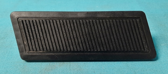 Plastic accelerator pedal for 1970 E-Body models with the correct pebble-grain pattern and ribbed 
backside.  Pedal only