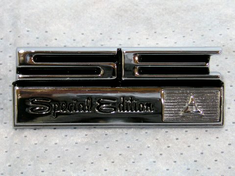 Charger "SE" (Special Edition) sail panel roof post nameplate. Use 2 per car.