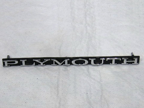 Grill nameplate "Plymouth" (2998 282)