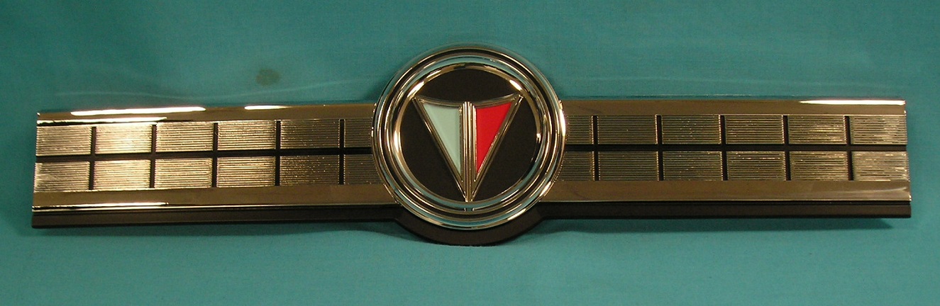 Center Rear Window mldg ("V" in middle)