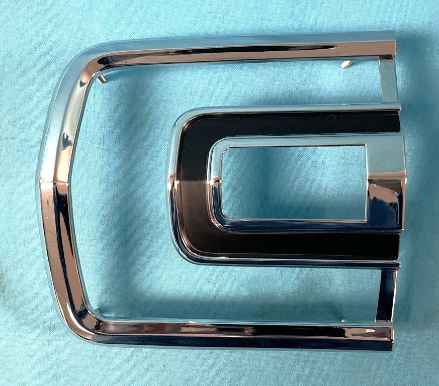 Drivers side tailight bezel