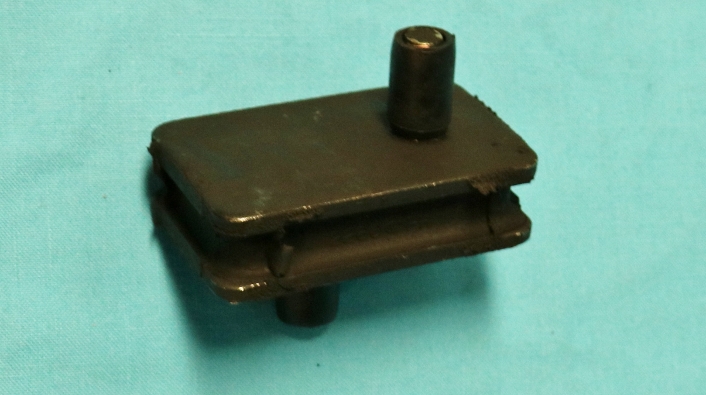 Left or right side engine mount fits below listing: (360 engines as well)

67-72 Dart w/273; 67-72 Dart w/318; 67-72 Dart w/340; 68-69 Cuda w/318; 71-72 Duster w/318; 72 Scamp w/318; 68-69 Signet w/318; 70-72 Valiant w/318