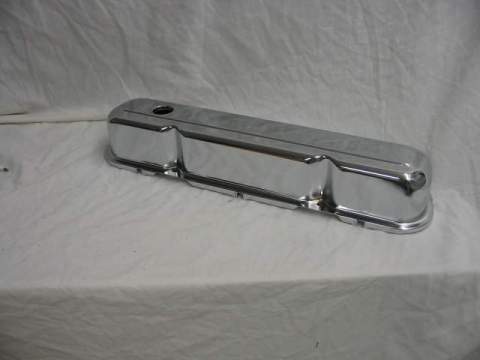 Aftermarket chrome valve cover will add a bit of flash to your 1964-and-later LA small-block engines (273, 318, 
340, 360).  Small block with baffles.  Note: The chrome finish on these covers is not show quality.  These covers 
are not for use on 318 or 360 Magnum engines.